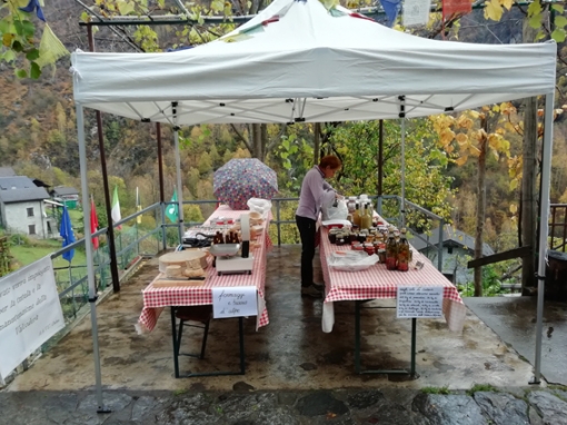 Si sta preparando il mercatino sulla nostra terrazza...